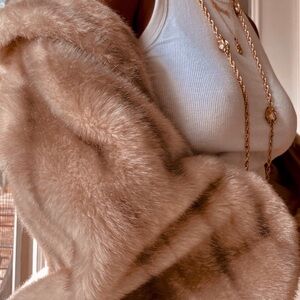 SOLD‼️Luxurious Vintage Fur Coat